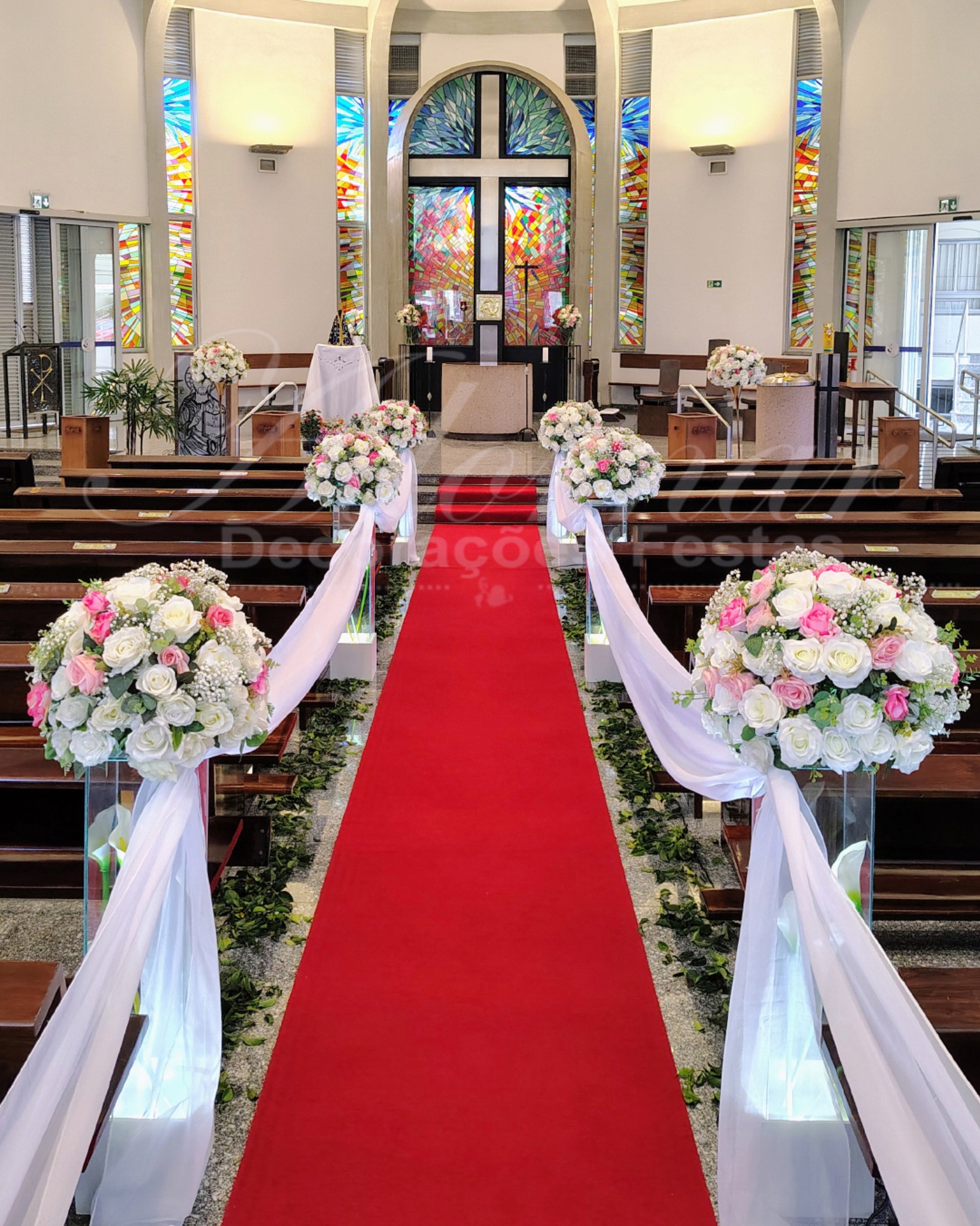 Decoração elegante para casamento com corredor cerimonial e flores
