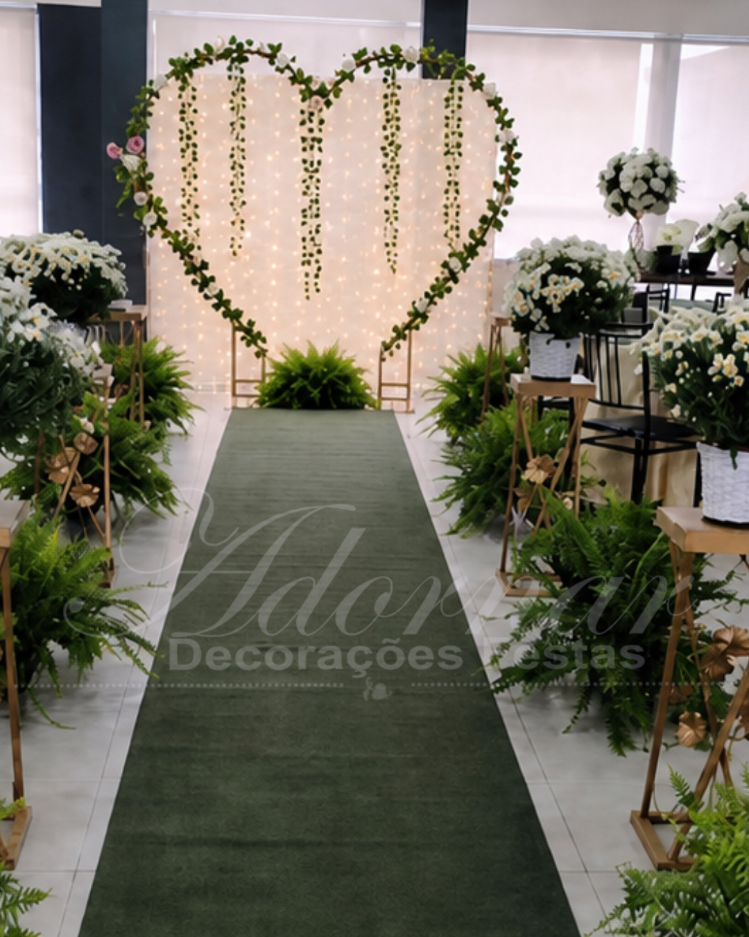 Aluguel de decoração para casamento rústico elegante em Alphaville SP com arco coração decorado, flores margaridas, folhagens, colunas de ferro e corredor cerimonial sofisticado para cerimônia