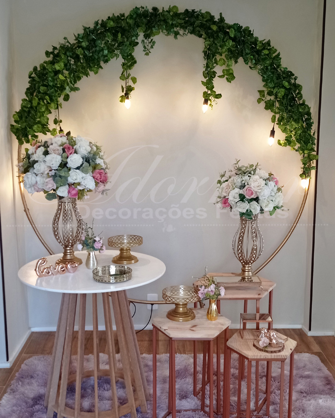 Decoração de casamento minimalista para mesa do bolo com mini table rose gold, folhagens heras, bandejas espelhadas e arco iluminado para mini wedding em São Paulo SP