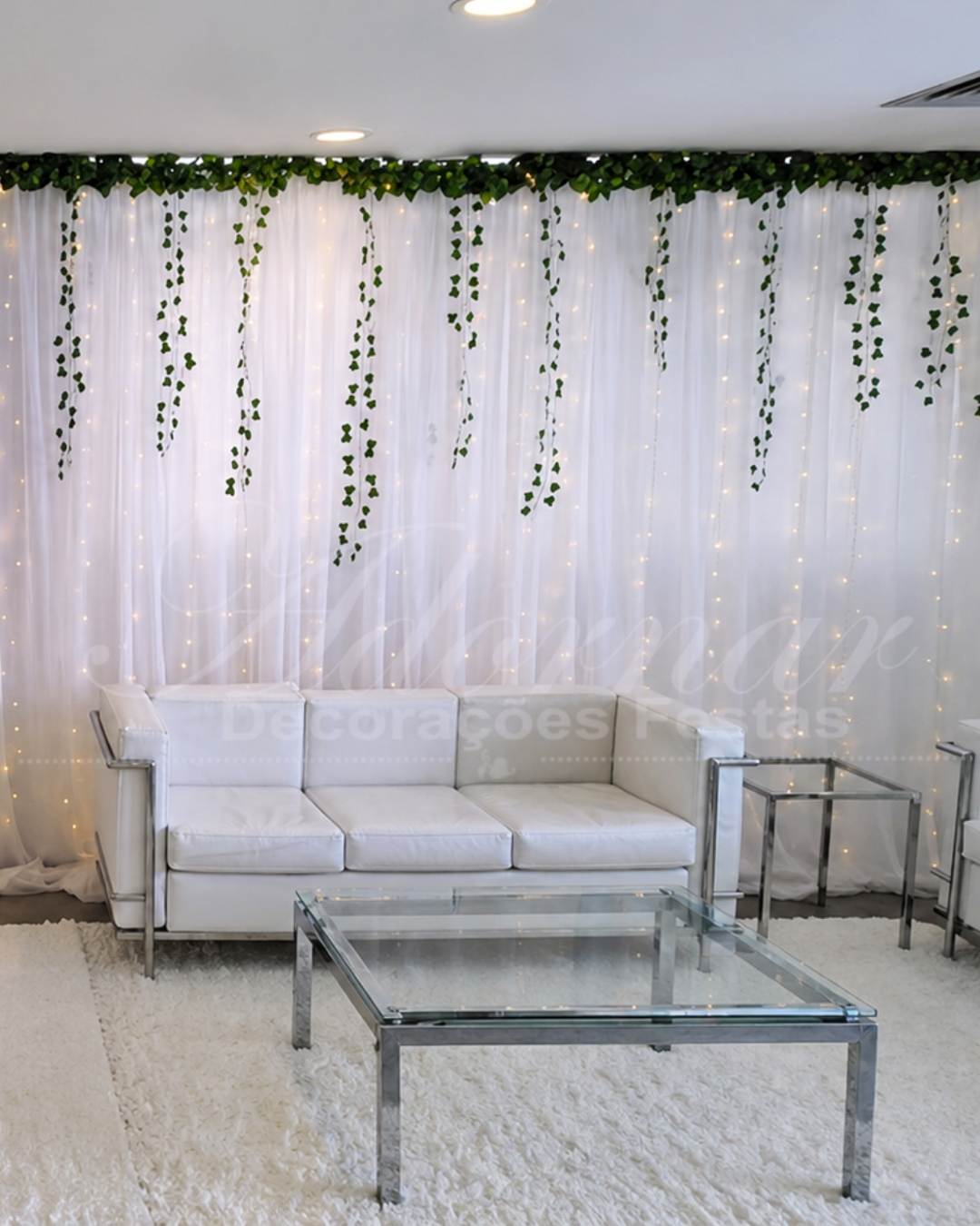 Aluguel de backdrop elegante para eventos corporativos e casamentos com painel de cortinas brancas, iluminação LED e decoração com heras