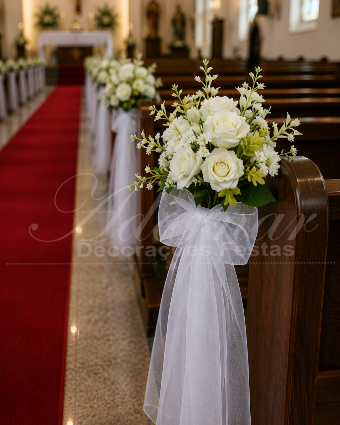 Corredor cerimonial de casamento com tapete vermelho, flores brancas e decoração elegante para entrada dos noivos